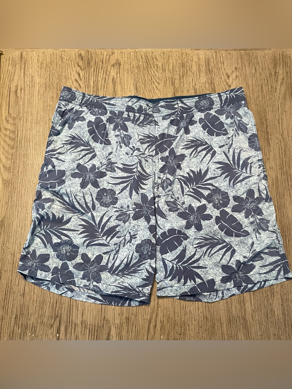 Kirkland men’s swim trunks, M, drawstring inside, front pockets & back zip pockt